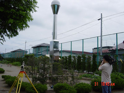 電子基準点の傾きを測定している写真