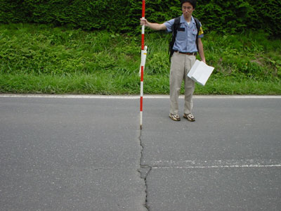 道路の亀裂拡大写真