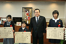 画像：左から　永瀬加奈子さん　仙石芽依さん　冬柴国土交通大臣　阿部広海さん
