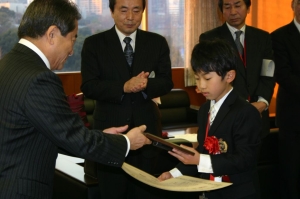 写真：賞状と盾を受け取る松永さん