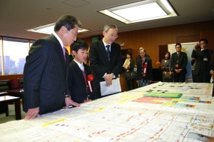 写真：三井国土交通副大臣に作品の説明をする松永さん
