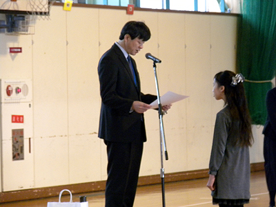 写真：表彰状を受け取る髙橋さん