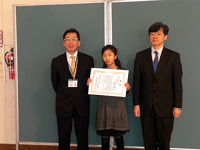 写真：左から、辻口校長、髙橋さん、成田次長