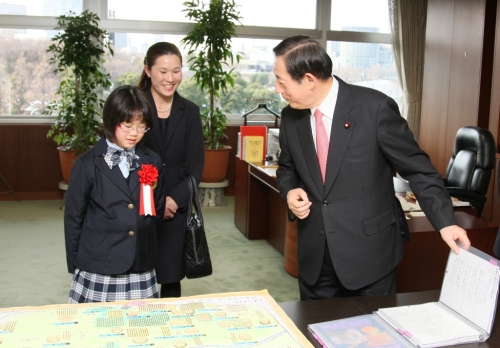 写真：太田国土交通大臣に作品の説明をする野田さん