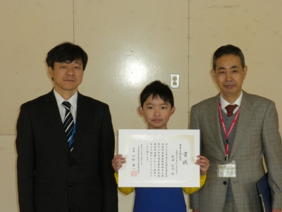 写真：左から、成田次長、柴田さん、中村校長