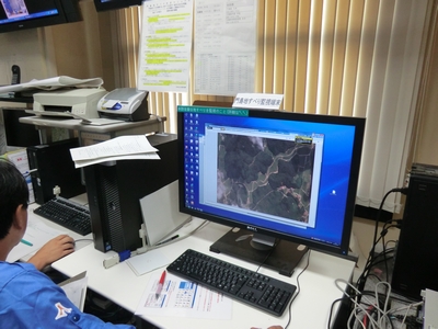 国土地理院より提供した空中写真データをダウンロードする県の担当職員