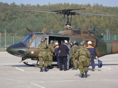訓練全体を視察するため、陸上自衛隊ヘリに乗り込む本部長