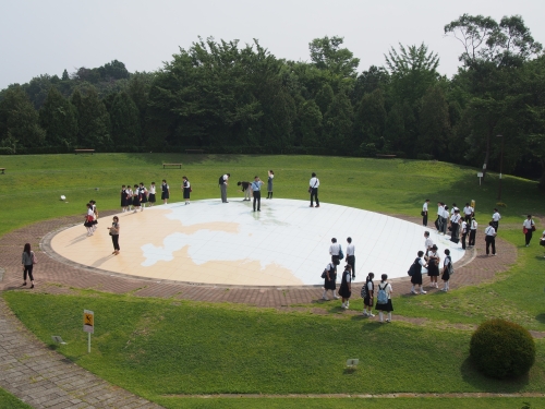 日本列島球体模型に登る学生たち（写真）