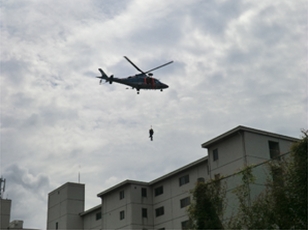 ヘリコプターによる救助訓練の様子