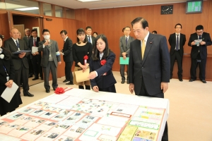 写真：太田国土交通大臣に作品の説明をする杉山さん