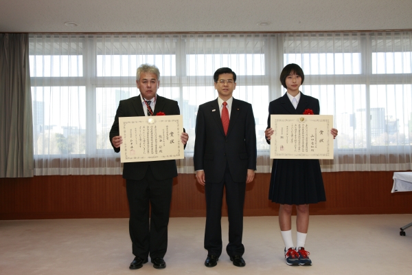 写真：左から沖野英樹さん、石井国土交通大臣、山口愛加さん