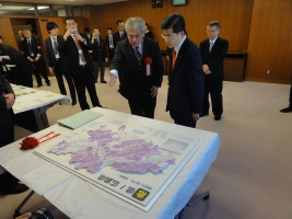 写真：石井国土交通大臣に作品の説明をする沖野さん