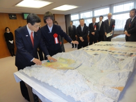 写真：石井国土交通大臣に作品の説明をする山口さん