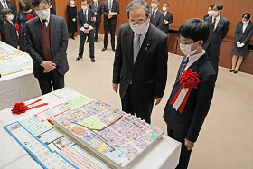 写真：斉藤国土交通大臣に作品の説明をする姫野さん