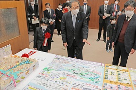 写真：斉藤国土交通大臣に作品の説明をする坂さん