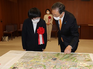 写真：斉藤国土交通大臣に作品の説明をする米田さん